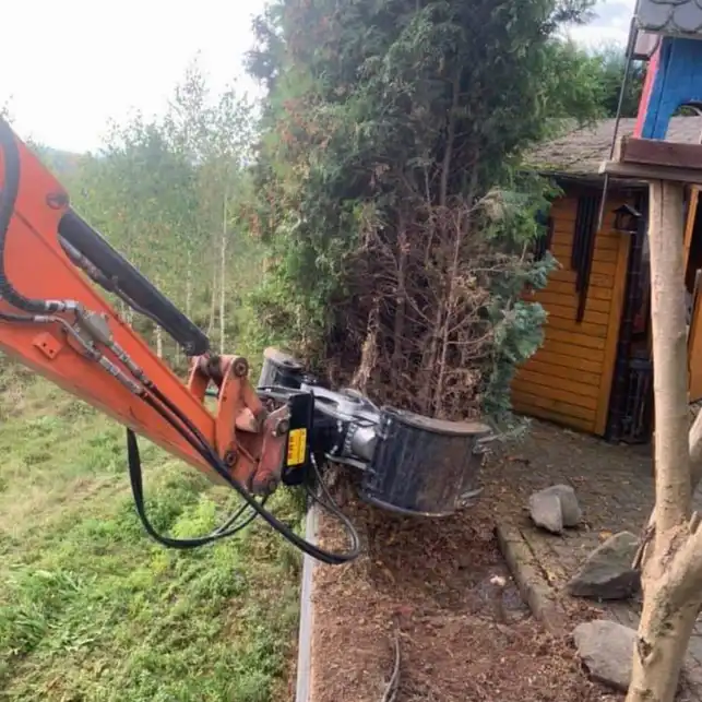Baggerarbeiten: Bagger beim Freilegen und Räumen am Grundstück in Neuwied