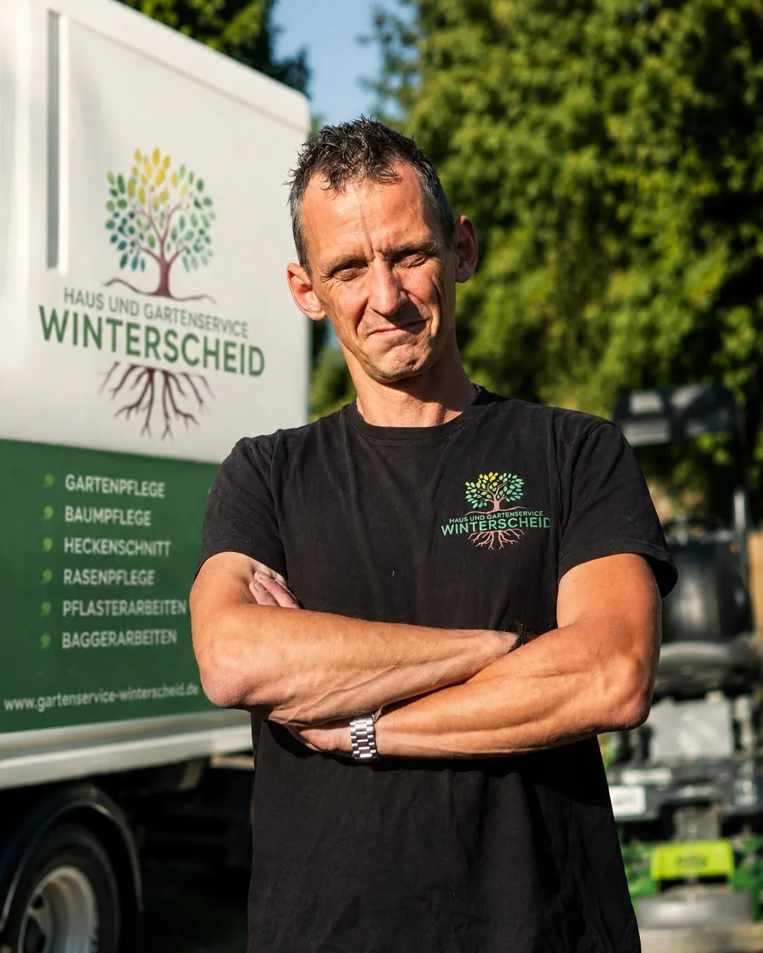 Christian Winterscheid, Inhaber und European Tree Worker (zertifizierter Baumpfleger), vor dem Firmenwagen seines Haus- und Gartenservice