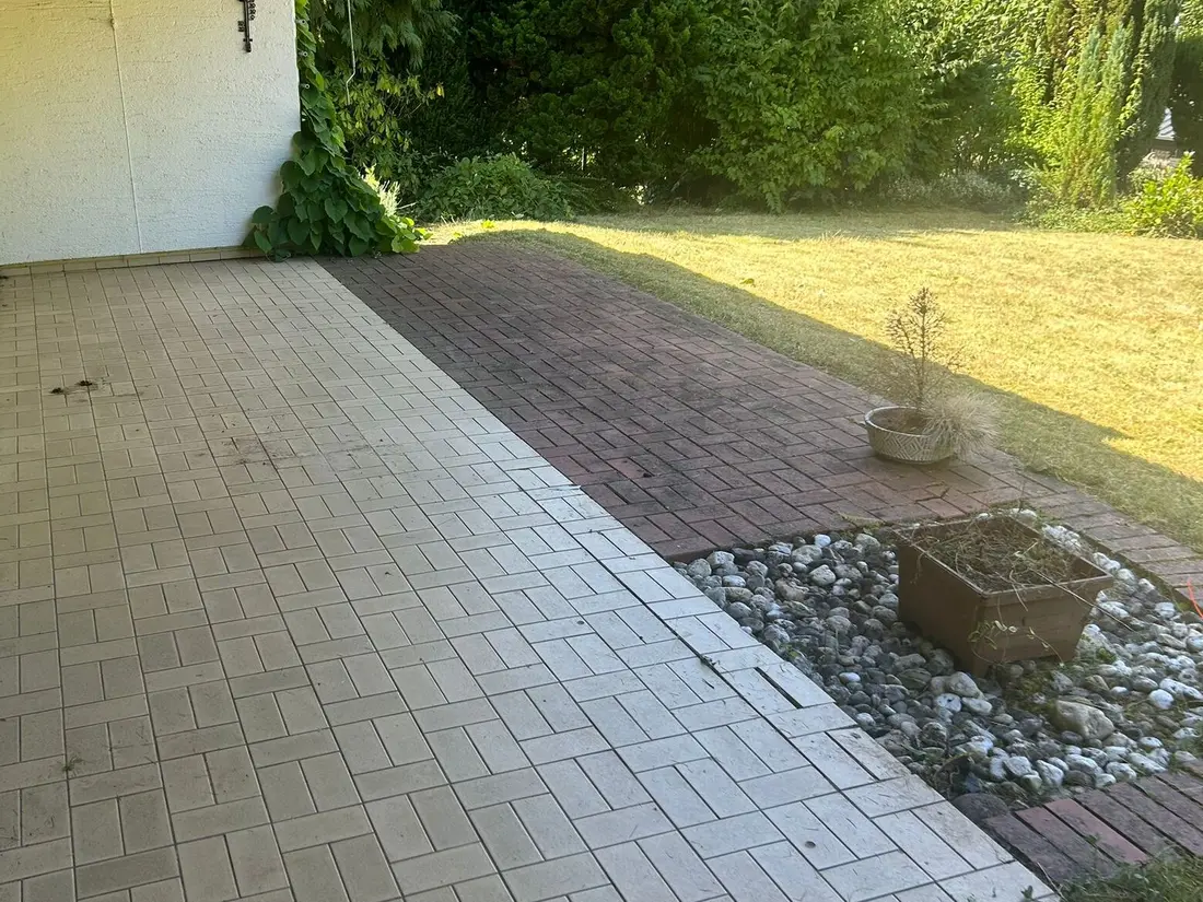Nachher: gemähte Rasenfläche mit sauberer Kante an der Terrasse